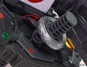 PG Unleashed Nu Gundam - 고정핀이 해제된 고관절을 위와 같이 45도 각도로 내려서 가동범위를 확장시킬 수 있는데요. 덕분에 고관절 가동 범위가 늘어나지만, 다리 무게에 비해 고정성이 썩 좋진 않습니다. 그