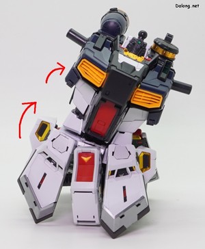 PG Unleashed Nu Gundam - 고관절 축과 허리 중간 부분 두군데에 걸쳐 허리가 옆으로 가동되는데요. 관절강도가 헐겁지는 않지만, 상대적으로 다른 관절에 비해 덜 타이트합니다. 이 가동축은 핀 판넬 때문에 좀더