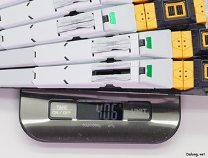 PG Unleashed Nu Gundam - 핀판넬 전체 무게가 400g 정도로 묵직하지만, 연결 기믹이 튼튼해서 고정에는 전혀 문제 없습니다.