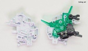 PG Unleashed Nu Gundam - LED 유닛을 적용하기 위해 복잡한 모양의 클리어 파츠가 들어갑니다.