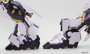 PG Unleashed Nu Gundam - 발목커버가 사방으로 자유롭게 열리는 구조라, 발목의 가동범위가 상당히 넓습니다. (1/2)