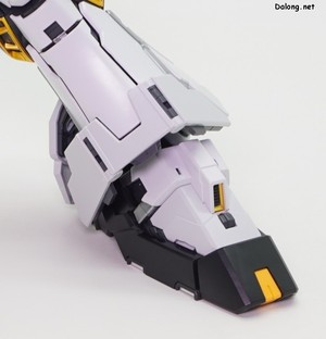 PG Unleashed Nu Gundam - 발목커버가 사방으로 자유롭게 열리는 구조라, 발목의 가동범위가 상당히 넓습니다. (2/2)