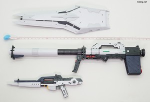 PG Unleashed Nu Gundam - 각 무장들의 크기가 상당한데요. 실드는 28cm, 확장된 바주카는 37cm, 빔 라이플은 20cm 정도 됩니다.