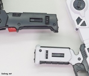 PG Unleashed Nu Gundam - 빔 라이플과 바주카 손잡이 기믹을 회전시켜 고정 구멍을 노출시킬 수 있습니다. 이런 식으로 모든 고정구멍을 가릴 수 있게 되어 있는데, PG다운 섬세한 배려입니다. (1/2)