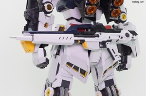 PG Unleashed Nu Gundam - 고정핀을 꺼내어 하체 뒤쪽에 거치할 수 있습니다. (2/2)