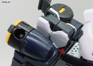 PG Unleashed Nu Gundam - 서브암을 백팩과 결합할 때, 서브암 상단을 목 뒤 구멍에 꽂아서 튼튼히 고정해야하는데요. 안그러면 바주카를 거치할 때 무게를 버티지 못합니다.