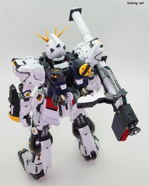 PG Unleashed Nu Gundam - 바주카를 끼운 채 서브암을 전개하면 위와 같이 사용할 수도 있습니다. (1/2)