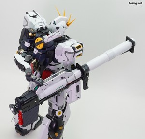 PG Unleashed Nu Gundam - 바주카를 끼운 채 서브암을 전개하면 위와 같이 사용할 수도 있습니다. (2/2)