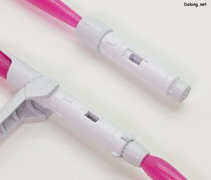 PG Unleashed Nu Gundam - 둘다 고정 구멍이 있어서 손과 잘 결합됩니다.