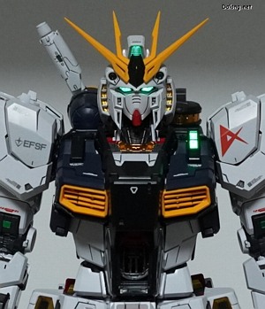 PG LED Unit for PG Unleashed Nu Gundam - 전원을 켜고 버튼을 한번 누르면 머리와 가슴의 카메라 아이와 눈에만 불이 들어옵니다.