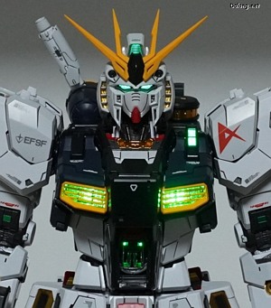 PG LED Unit for PG Unleashed Nu Gundam - 버튼을 한번 더 누르면 가슴 덕트와 콕핏까지 불이 들어오는 2단계 점등 구조네요.
