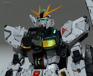 PG LED Unit for PG Unleashed Nu Gundam - 콕핏 해치를 열어본 모습. 딱히 콕핏에 불들어오는 모습이 다르진 않습니다. (1/2)