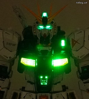 PG LED Unit for PG Unleashed Nu Gundam - 조명을 어둡게 하면 꽤 밝게 보이긴 하네요. (1/2)