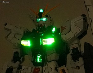 PG LED Unit for PG Unleashed Nu Gundam - 조명을 어둡게 하면 꽤 밝게 보이긴 하네요. (2/2)