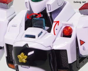 RG Ingram Plus - 상체의 경광등 오픈 기믹과 HUD 패널 가동 기믹. 평시에는 HUD 패널을 수평으로 눕혀둘 수 있습니다.