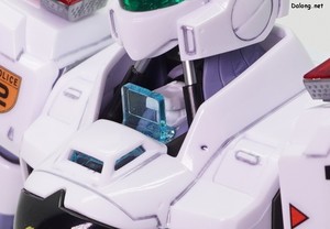 RG Ingram Plus - 백팩을 떼어내고 스위치를 밀어서 올려주면, 콕핏이 위로 올라와 머리가 보이는 설정이 재현됩니다. (2/2)