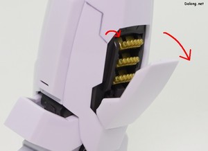 RG Ingram Plus - 처음 보는 기믹으로, 다리 안쪽의 탄환 수납부가 오픈됩니다. 커버를 열면 3열의 탄환들이 자동으로 45도 기울어지게 연동되네요.