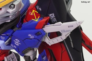 MGSD Destiny Gundam - 빔 부메랑을 어깨에 수납할 때, 어깨 위쪽 장갑을 고정핀처럼 사용할 수 있네요. 위로 올리면 고정이 해제되고, 아래로 내리면 고정됩니다. 덕분에 어깨에서 쉽게 빠지는 문제가 해결되었네요