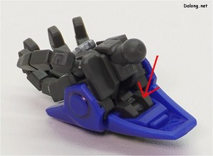 MGSD Destiny Gundam - 손등 안쪽을 눌러서 빔실드 고정부를 전개시킬 수 있는데요. 생각보다 완전히 튀어나오게 하기 쉽지 않습니다. (1/2)