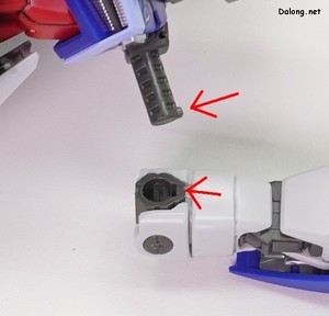 MGSD Destiny Gundam - 어깨 관절에는 돌기가 달려있어서, 가동중에 빠지지 않게 되어 있습니다.