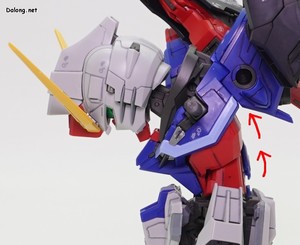 MGSD Destiny Gundam - 허리가 다단계로 앞으로 크게 숙여집니다. 이 때 목 아래부분까지 통채로 가동되는 점이 특이하네요. (1/2)