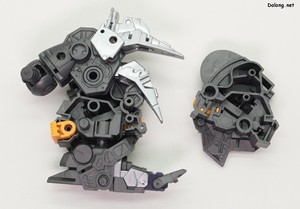 MGSD Kshatriya - When you bend the knee, the knee armor moves in a two-stage linked motion — assembly requires some care here. If