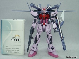 HG Strike Rouge + I.W.S.P. - 만국 공통의 기준잣대, 담배갑과의 크기 비교.