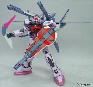 HG Strike Rouge + I.W.S.P. - 콤바인드 쉴드 위쪽을 떼어내면 빔 부메랑을 쓸 수 있습니다. 빔 부메랑용 반투명 연질분홍 빔 파츠도 들어 있습니다.