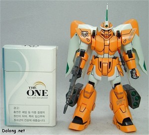 HG Mobile Ginn (미겔 전용기) - 만국 공통의 기준잣대, 담배갑과의 크기 비교.