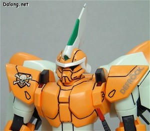 HG Mobile Ginn (미겔 전용기) - 상체부분. 사출색의 변화 외에, 어깨부분에 스티커가 추가되어 있습니다.