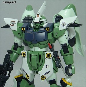 HG Ginn Type High-Maneuver (고기동형) - 상체 확대샷. 어깨에 스티커가 추가되어 있습니다. 몸 전체의 노란 버니어부는 전부 부분도색입니다. 킷 자체에 노란색 사출색이 없습니다.