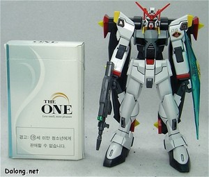 HG Hyperion Gundam - 만국 공통의 기준잣대, 담배갑과의 크기 비교. 왠지 더 유난히 작아보입니다.