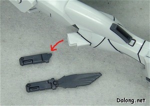 HG Hyperion Gundam - 빔 나이프는 특이하게 정강이옆에 꽂아두는데, 다리에 꽂는 파츠와 별도의 빔 나이프 파츠로 아예 구분되어 있습니다.