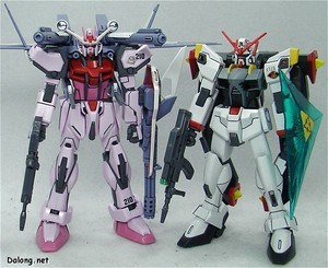HG Hyperion Gundam - MSV 1호인 스트라이크 루즈와 함께. 하이페리온이 작긴 작습니다.