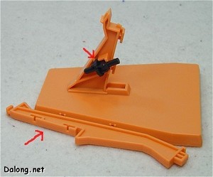 HG 105Dagger + Gunbarrel - 높낮이를 조절하는 보조 받침대는 옆에, 등짝에 고정할 때 쓰이는 고정핀은 받침대 옆구리에 보관할 수 있도록 배려가!