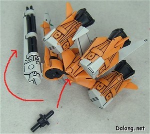 HG 105Dagger + Gunbarrel - 105대거에 붙을 때는 앞부분이 180도 꺾입니다. 거기에 고정핀을 중간에 연결하여 몸체에 꽂습니다.
