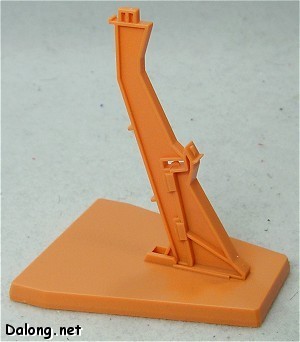 HG 105Dagger + Gunbarrel - 보조 받침대를 이용하여 스탠드 높이를 키우고, 몸체를 끼울 수 있도록 되어 있습니다.