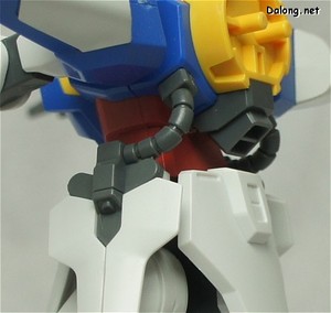 HG Dreadnought Gundam - 사이드 스커트에 달린 프리스티스라는 무장의 케이블이 등부분과 연결되어 있어서, 허리가 거의 회전이 안되 버리는 문제가 있네요.